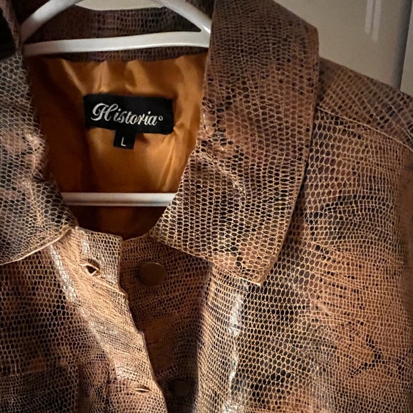 Vintage snakeskin pattern polyester jacket. Size large. super comfy and light. - Picture 2 of 4